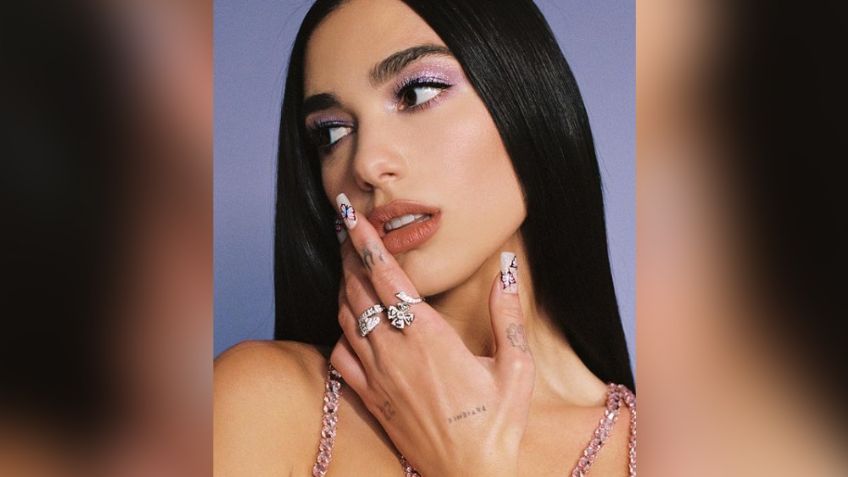 Dua Lipa enamora Instagram con divino vestido plateado que entalla su figura