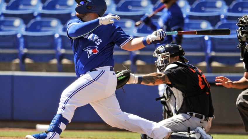 Alejandro Kirk se vuela la barda en la victoria de los Azulejos frente a los Tigres de Detroit