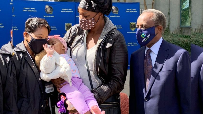 Madre vive horas de angustia después de que le robaran el coche con su hija dentro