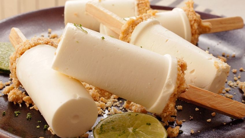 Reinventa la carlota de limón al convertirla en una paleta helada para los días de calor