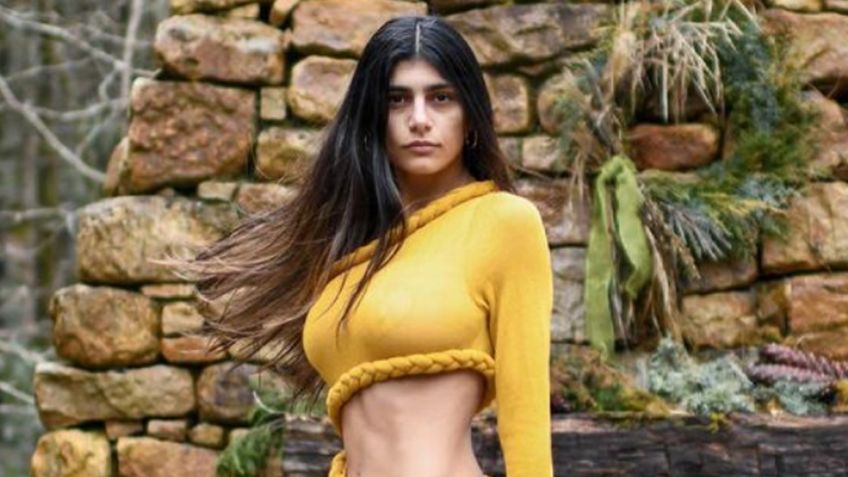 Mia Khalifa deja boquiabiertos a sus enamorados al tomar el sol con tremendo bañador azul