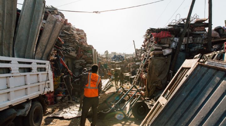 Familia tira por error más de 50 mil pesos a la basura, recolectores ayudaron a recuperar el dinero