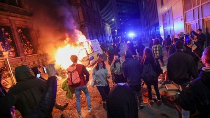 FOTOS: Patrulla es incendiada y policías son brutalmente golpeados; varios luchan por su vida