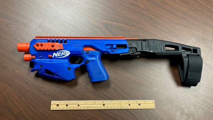 ¡De no creerse! Narcotraficantes 'disfrazan' pistola real como un arma de juguete de Nerf