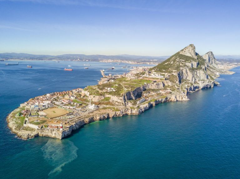 Gibraltar es la primera nación en vacunar a todos sus adultos mayores