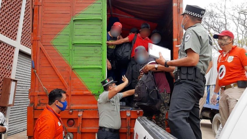 ¡En solo 3 camiones! Hallan hacinados a 329 migrantes; AMLO incrementará operativos