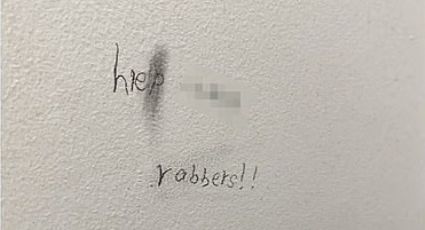 "¡Ayuda! ¡Ladrones!": Niña escribe en la pared para pedir auxilio durante clase en Zoom