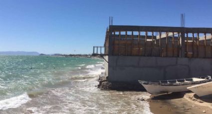 Inicia demolición de polémica construcción que invadió una playa en Bahía de Kino