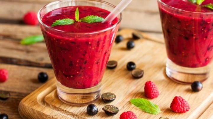 Retrasa el envejecimiento con este poderoso jugo rojo antioxidante