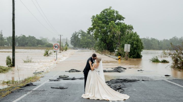 ¡Así llueva o relampaguee! Novia sobrevuela inundación en helicóptero para llegar a su boda