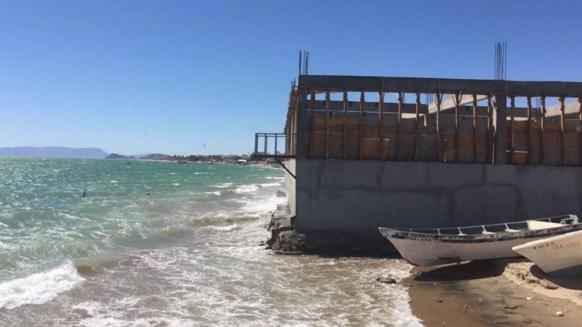 Inicia demolición de polémica construcción que invadió una playa en Bahía de Kino