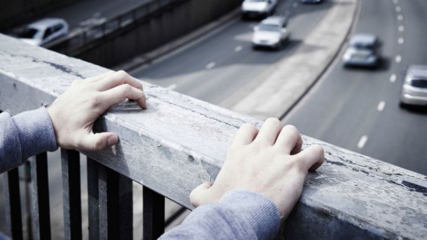 Mujer se avienta desde un puente vehicular y sobrevive; se encuentra grave en un hospital