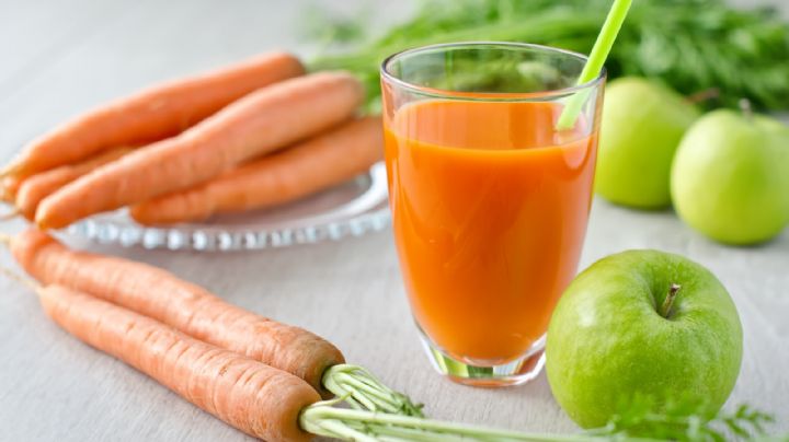 Prevén la caída del cabello con un delicioso jugo de manzana y zanahoria