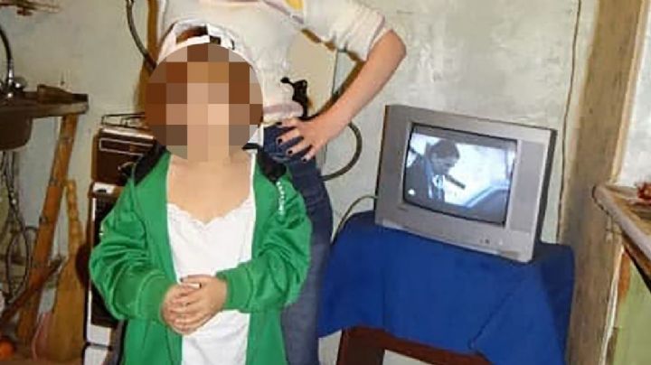 'Niña Mowgli': Rescatan a niña que comía alimento para gatos y andaba "en cuatro patas"