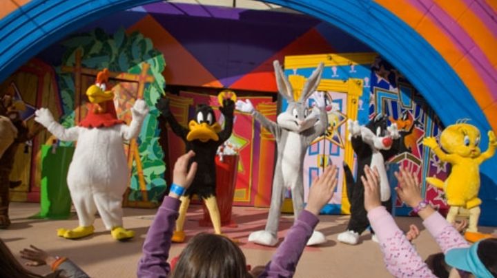 VIDEO: ¡Indignante! Botargas acosan sexualmente a conductora; sucedió en programa infantil