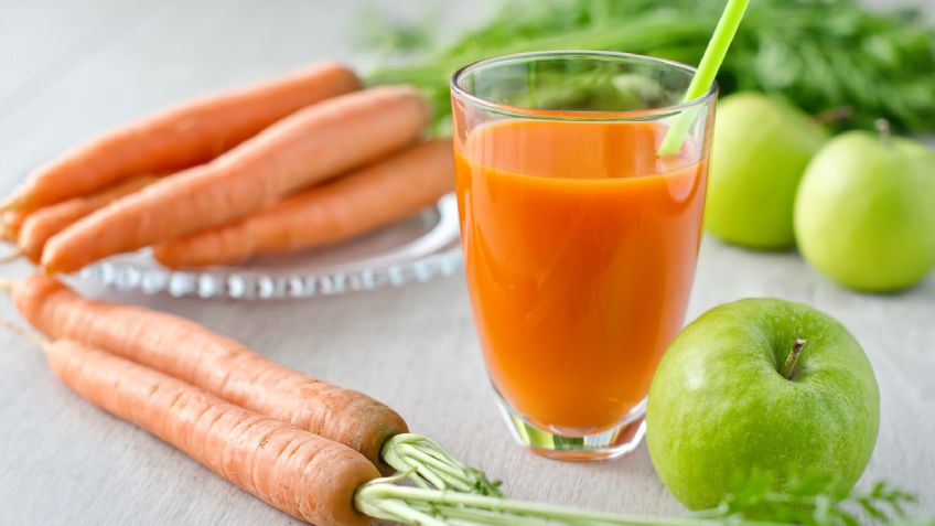 Prevén la caída del cabello con un delicioso jugo de manzana y zanahoria