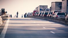 VIDEO: ¡Terrible accidente! Conductor choca y es aplastado por un anuncio publicitario