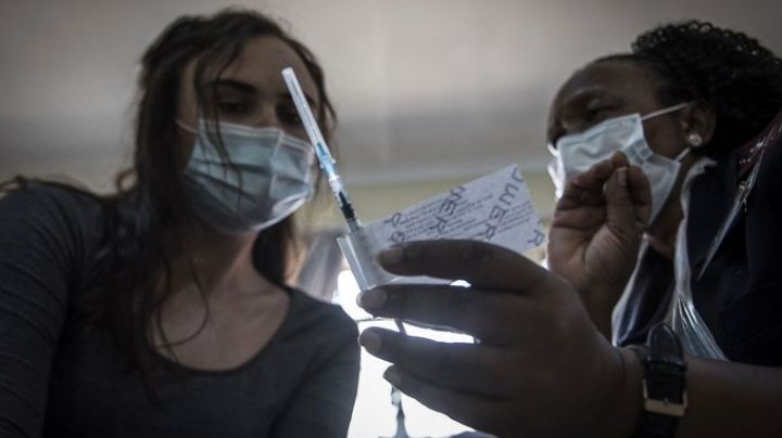 Por falta de vacunas contra coronavirus en África, autoridades vaticinan una 'guerra'