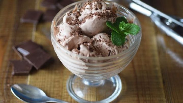 ¡Ya huele a viernes! Haz la espera más ligera con este rico helado de ron con chocolate