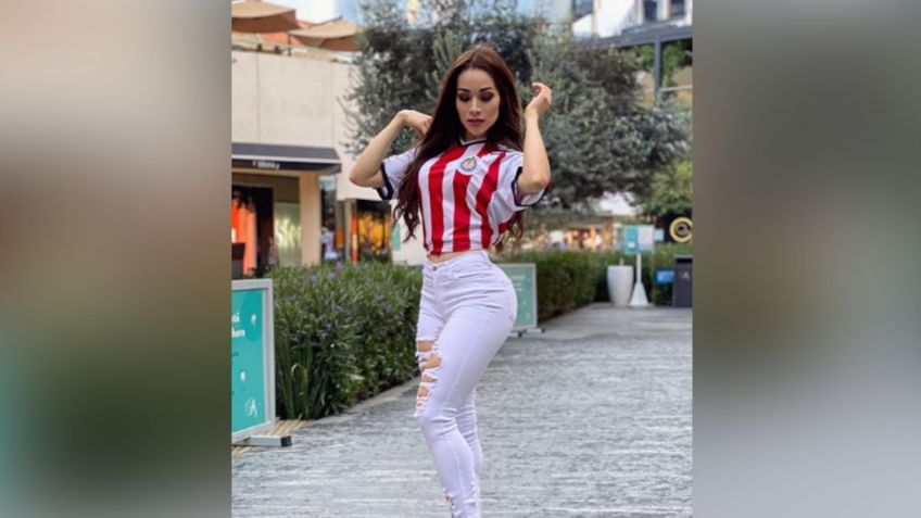 Yuliett Torres derrocha belleza al ejercitar sus piernas a la orilla del mar