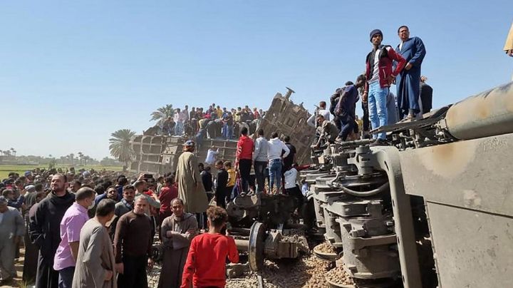 Fatal accidente: Choque de trenes provoca descarrilamiento y deja un saldo de 32 muertos