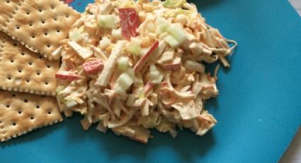 Dale batalla al calor de la temporada con esta fresca y deliciosa ensalada de surimi