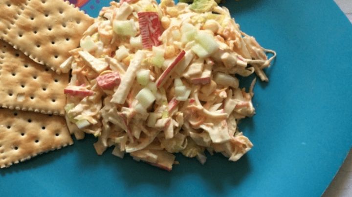 Dale batalla al calor de la temporada con esta fresca y deliciosa ensalada de surimi