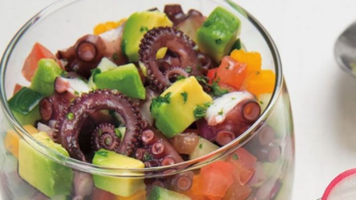 Lleva del sabor de la playa a tu casa con este jugoso cóctel de pulpo