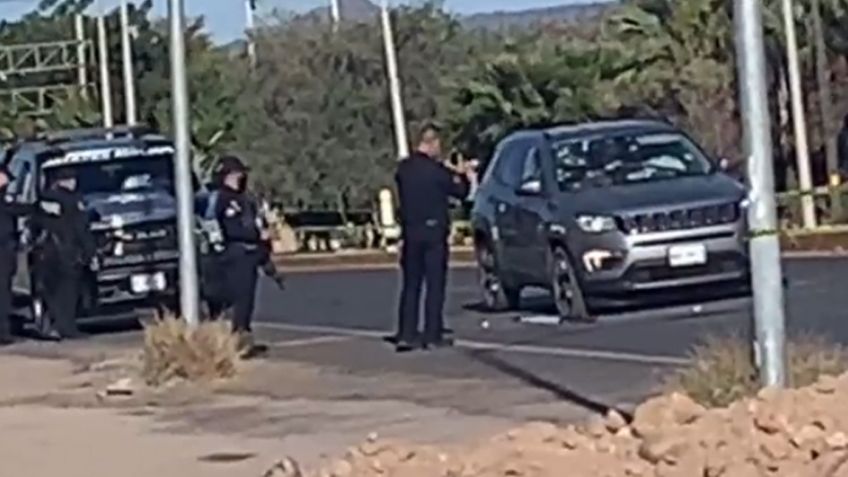 Rafaguean camioneta y ejecutan a dos hombres en carretera de Sonora; hay una mujer herida