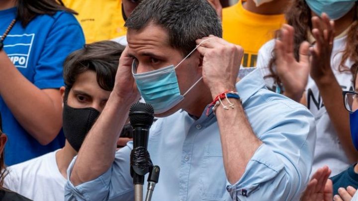 Juan Guaidó, opositor de Nicolás Maduro, anuncia que tiene Covid-19 con mensaje en Twitter
