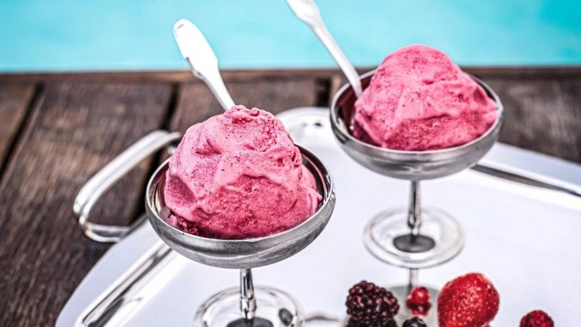 Disfruta del postre más saludable gracias a este rico helado de yogurt con frutos rojos