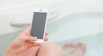 Fatal accidente: Mujer muere electrocutada por utilizar su smartphone en la tina de baño