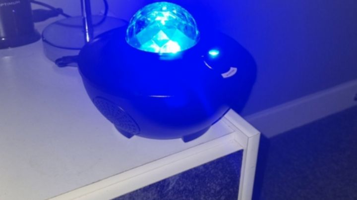 Madre descubre que un vecino reproduce videos para adultos en la lámpara-bocina de su hija