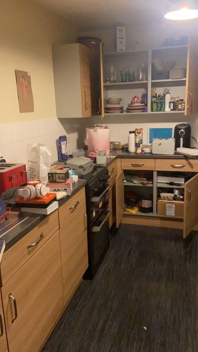 Intruso entra a una casa y se disculpa con la pareja