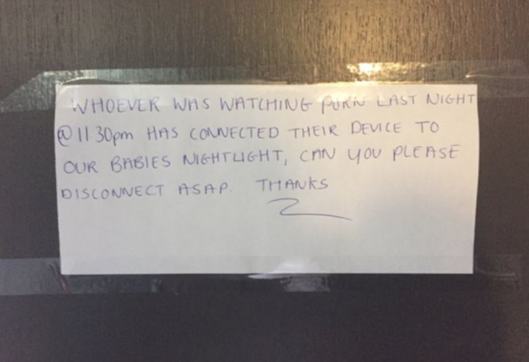 Madre descubre que un vecino reproduce videos para adulto a través de la lámpara de su hija