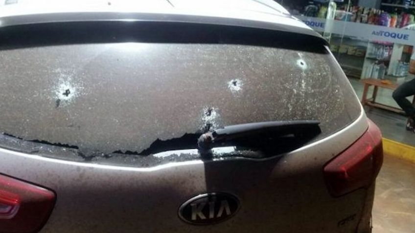 Rafaguean automóvil de mujer al norte de Sonora; resultó herida de bala en la pierna