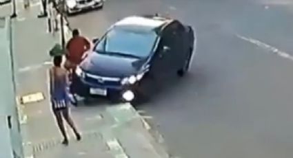 VIDEO: Ladrón termina atropellado y golpeado tras intentar robarle el celular a una mujer 
