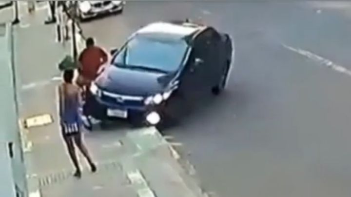 VIDEO: Ladrón termina atropellado y golpeado tras intentar robarle el celular a una mujer 