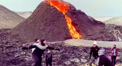 ¡Insólito! Jóvenes juegan voleibol mientras un volcán hace erupción a sus espaldas; difunden VIDEO
