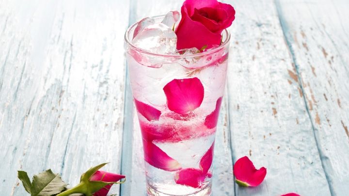 Dale un toque muy floral a todas tus comidas con esta agua de pétalos de rosa