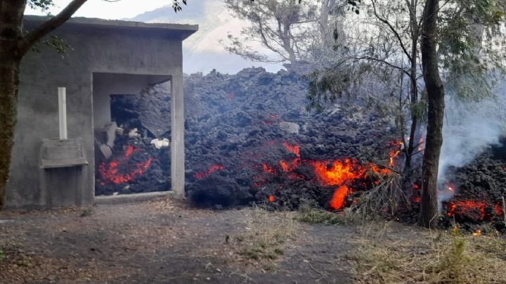 VIDEO: Volcán Pacaya sumerge en lava a una casa; el magma avanza 50 metros diarios