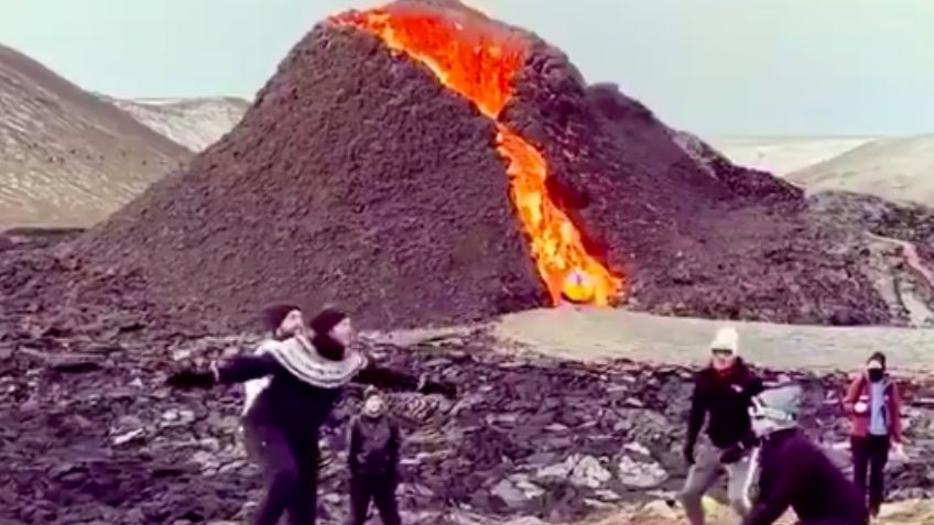 ¡Insólito! Jóvenes juegan voleibol mientras un volcán hace erupción a sus espaldas; difunden VIDEO