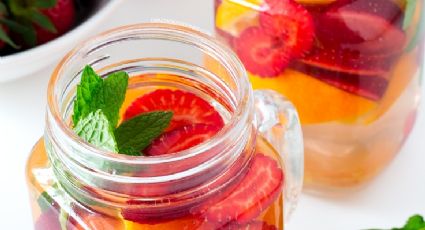 Libértate de todo mal con esta fresca agua detox de fresa, naranja y menta