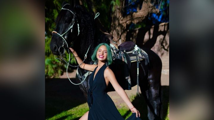 Ángela Aguilar hace gala de su increíble sentido de la moda en vestido morado