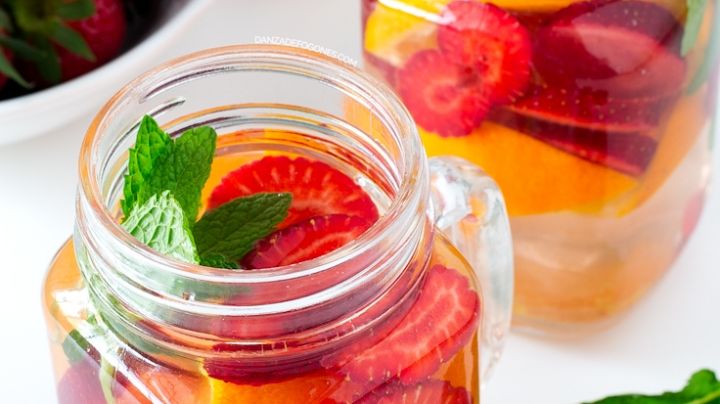 Libértate de todo mal con esta fresca agua detox de fresa, naranja y menta