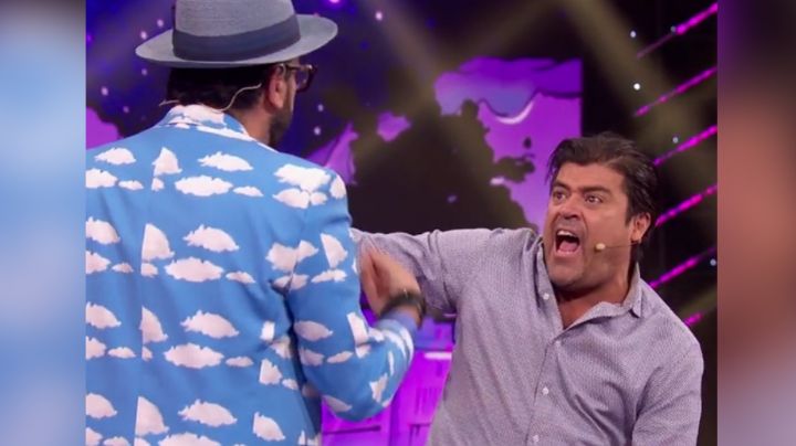 ¡Qué golpazo! Conductor de Televisa da fuerte manotazo al 'Burro' Van Rankin al aire