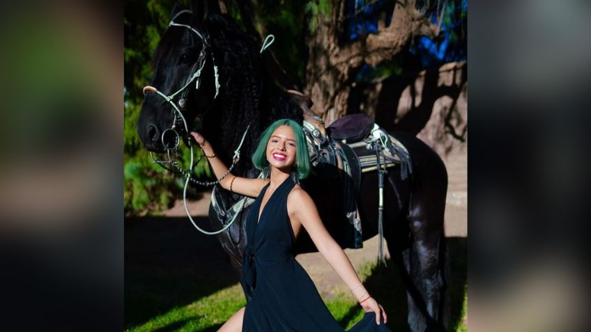 Ángela Aguilar hace gala de su increíble sentido de la moda en vestido morado