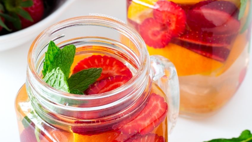 Libértate de todo mal con esta fresca agua detox de fresa, naranja y menta