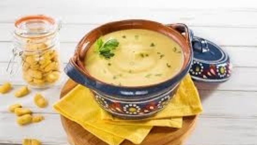 Comienza tus comidas con esta sopa de habas que se convertirá en tu platillo estrella