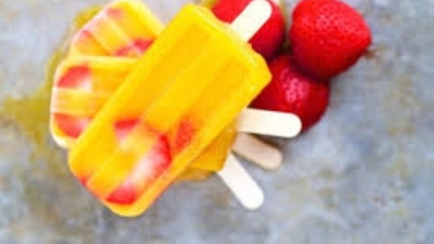 ¡Refrescantes! Disfruta de estas paletas de mango y fresa sin azúcar en todo momento